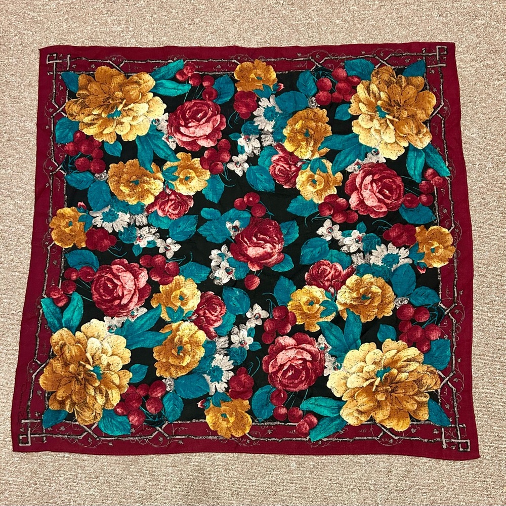 Oscar de la Renta stunning vintage pattered scarf. 36x36”. Excellent condition